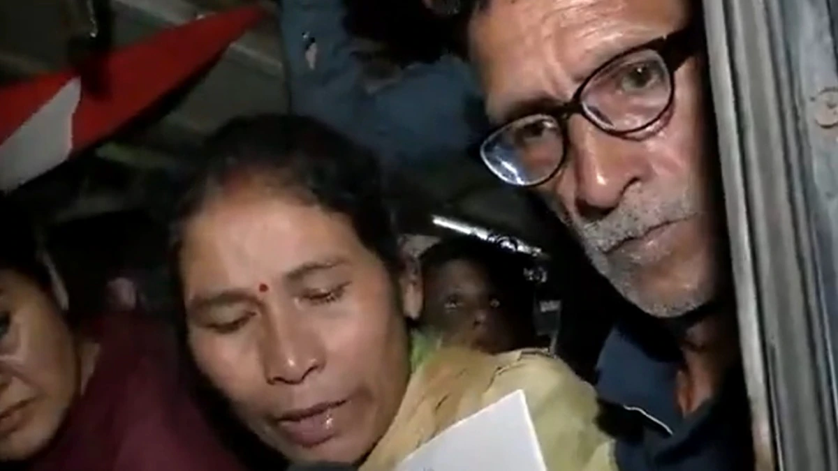 अंकिता भंडारी केस: इंडिया गेट से माता-पिता को पुलिस ने उठाया, पवन खेड़ा समेत कई कांग्रेसी हिरासत में - ankita bhandaris parents india gate congress leaders detained at Delhi ntc ksrj